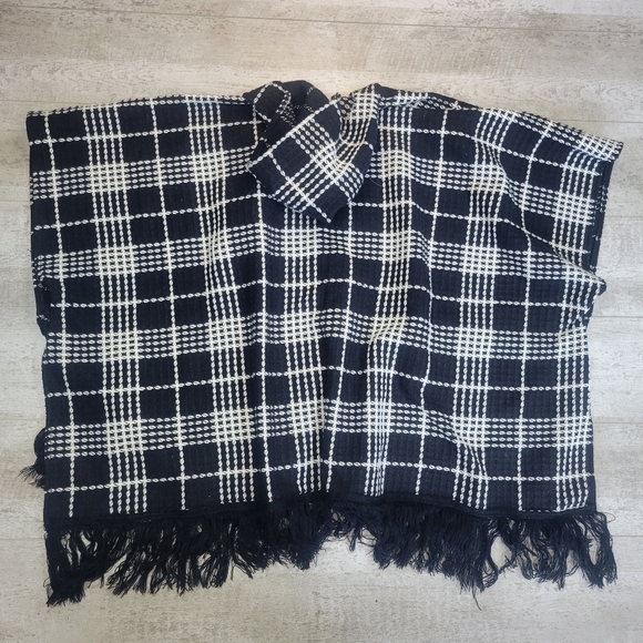 HYFVE Hooded Poncho Black & White with Fringe - Picture 7 of 7